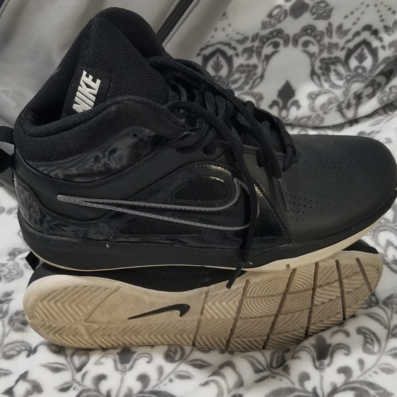Nike Team Hustle Sneakers - Picture 2 of 5